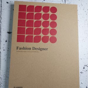 دفتر طراحی لباس با مانکن